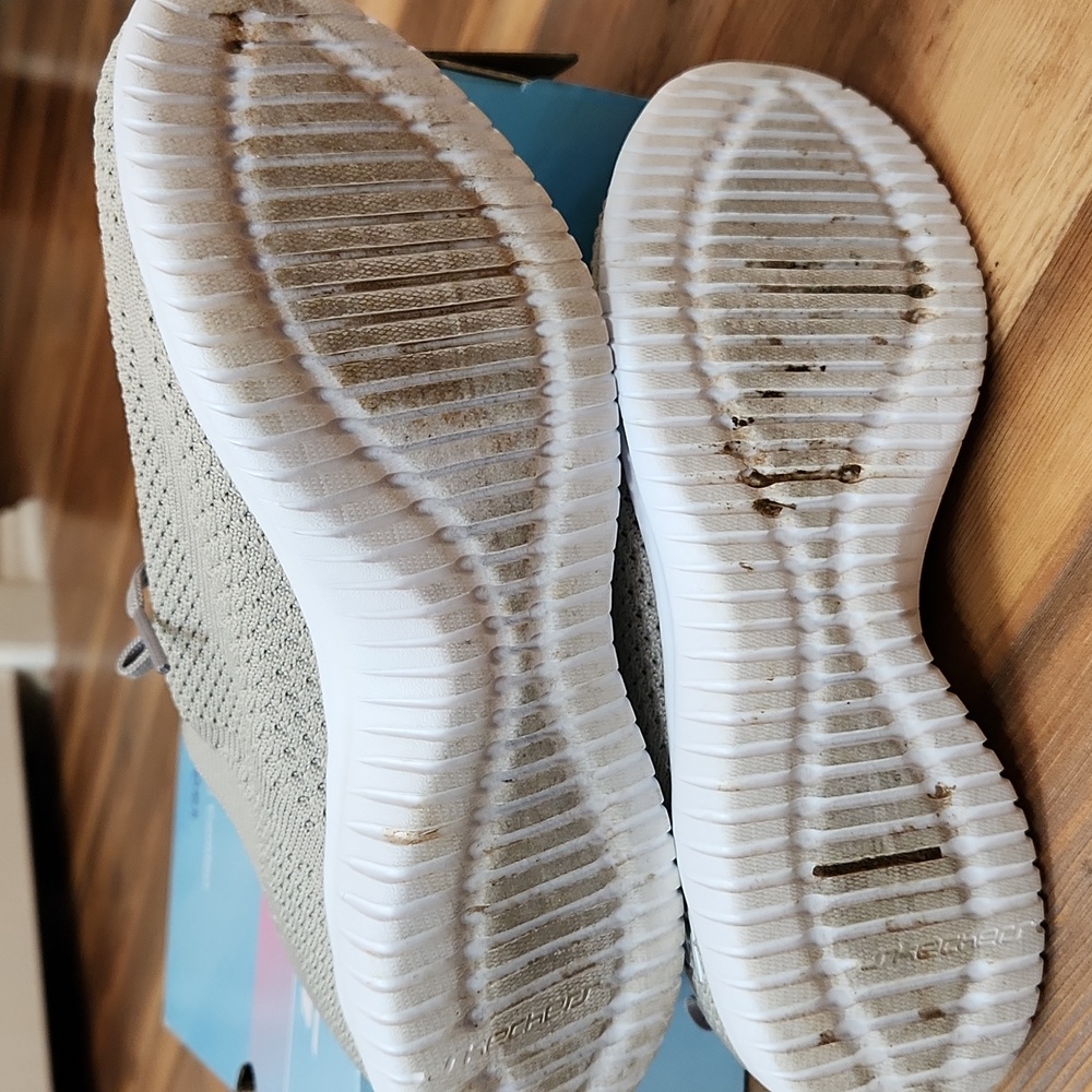 SKECHERS: Size 7 - Picture 7 of 8